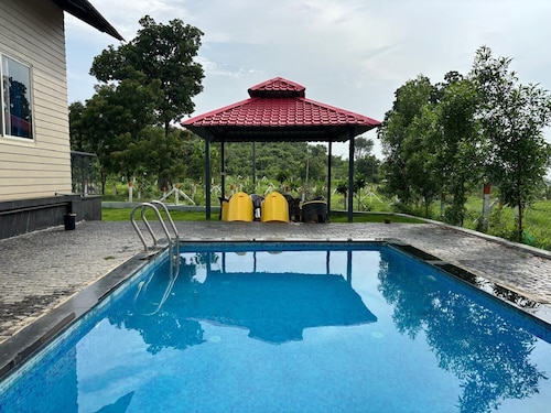 Charming 2-bedroom villa in brilliant Awlay with AC