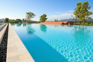 Outdoor pool - Laguna SkyPark new brand apartments (Choeng Thale)