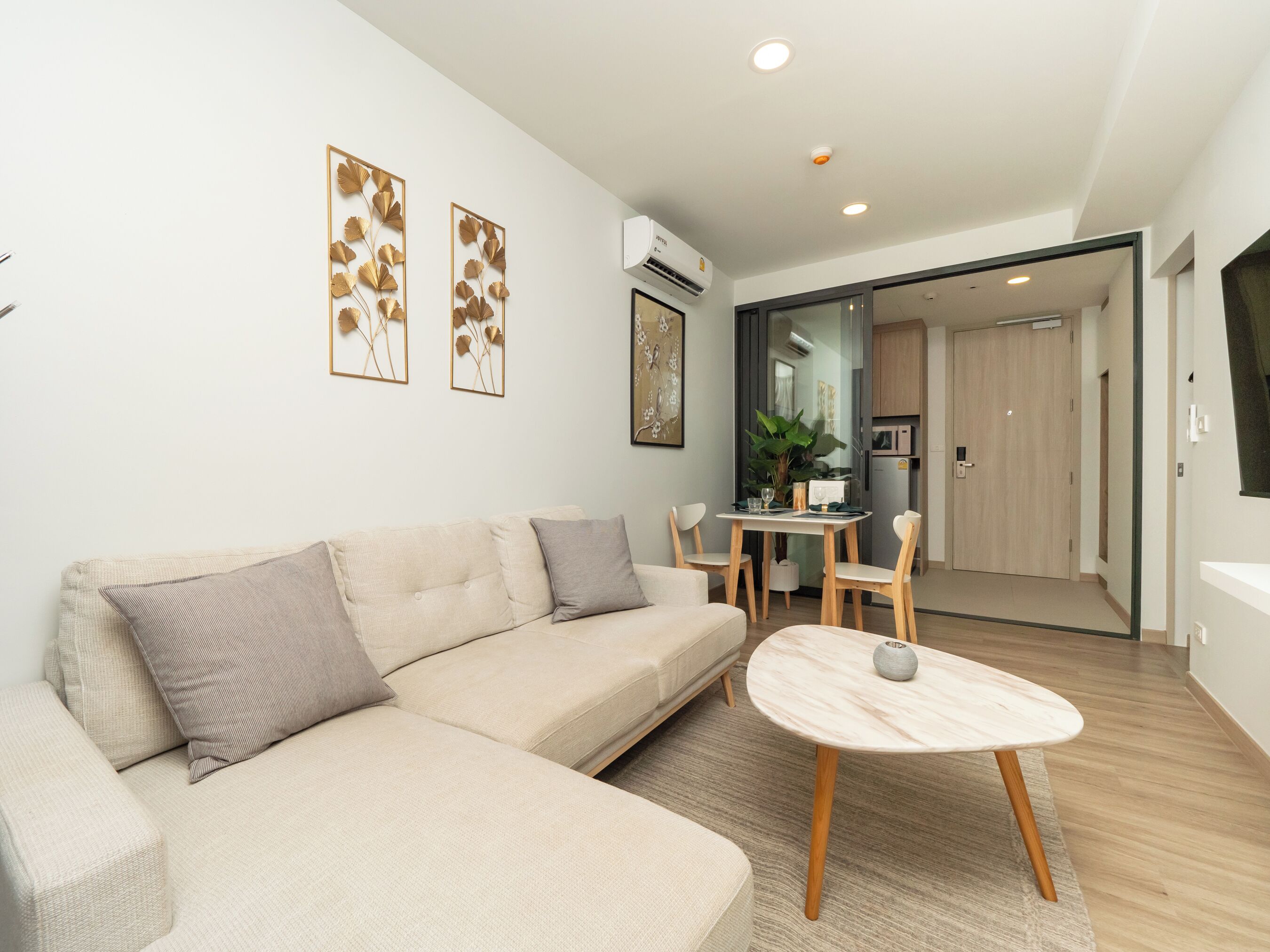 Comfort Apartment | Living area | Flat-screen TV