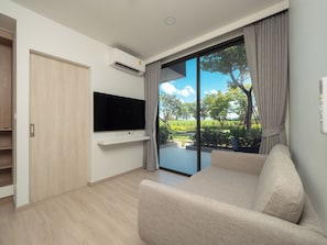 Appartement supérieur | Aire de séjour | Téléviseur à écran plat de 17 po avec télévision par câble