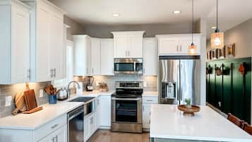 冰箱、微波炉、烤箱、炉灶