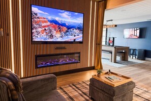 Smart-TV, Tischfußball, Tischtennisplatte, Bücher