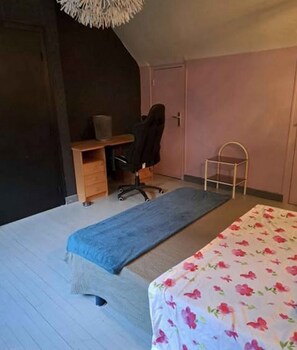 2 habitaciones, tabla de planchar con plancha, internet y ropa de cama 