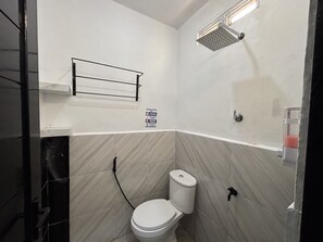 Deluxe Double Room | Bathroom | Shower, rainfall showerhead, bidet, towels - Hotel O Wisma 11 Oktober (Palangkaraya)