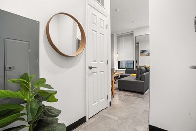 CozySuites Stunning 1BR in Downtown Pitts #14