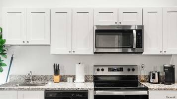 Geladeira, micro-ondas, fogão, cooktop