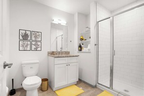 Ducha, secador de pelo y toallas