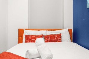 1 dormitorio, tabla de planchar con plancha, wifi y ropa de cama