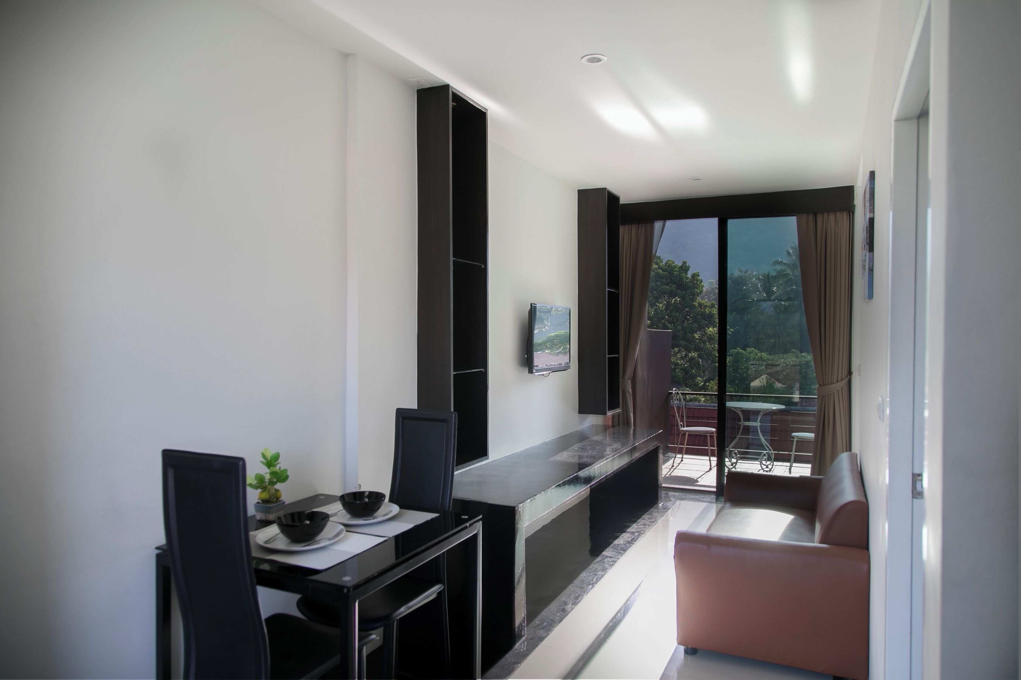 标准双人房, 阳台, 山景 | 客厅 | 32-英寸智能电视（配备卫星频道）