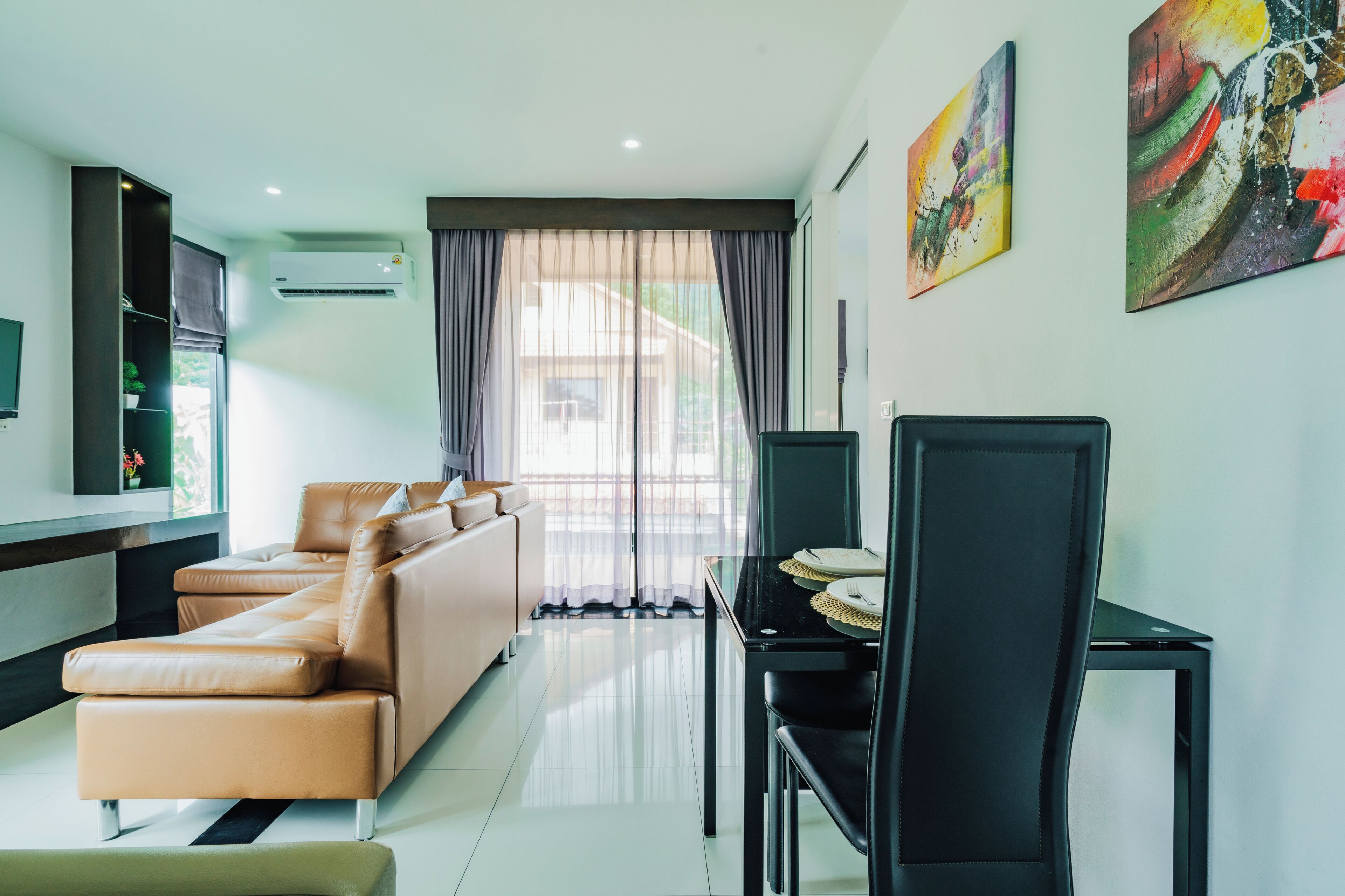 Studio Suite with Kitchenette | Wohnbereich | 32-Zoll-Smart-TV mit Satellitenempfang