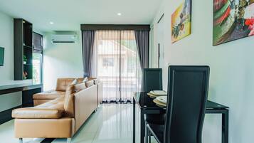 Studio Suite with Kitchenette | Wohnbereich | 32-Zoll-Smart-TV mit Satellitenempfang