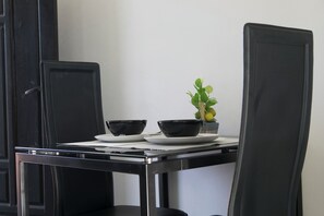 Standard Double Room, Balcony, Mountain View | Dining room