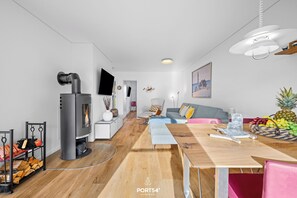 Fernseher, Kamin, Bücher