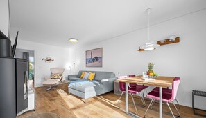 Fernseher, Kamin, Bücher