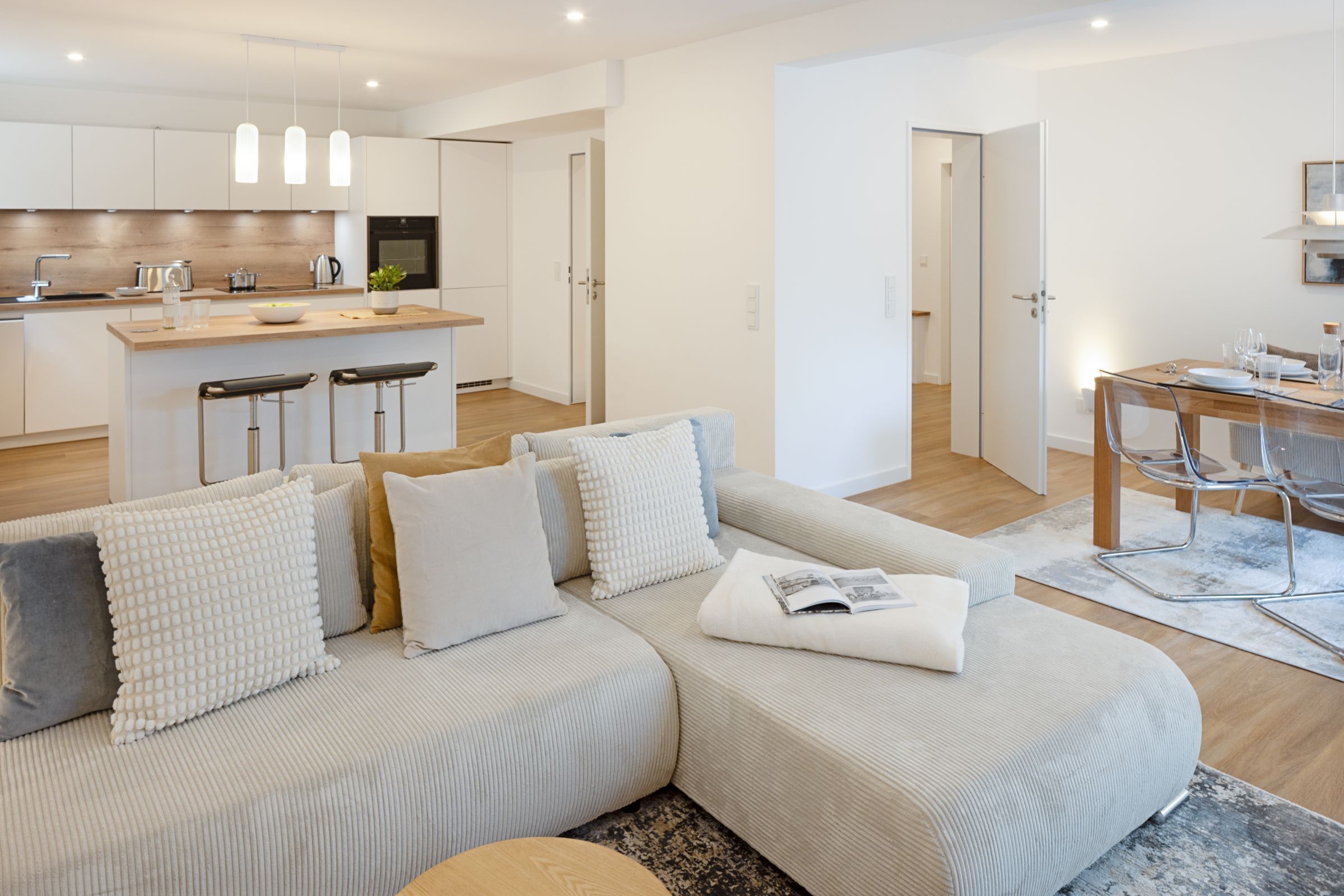 Fernseher, Tischtennisplatte, Stereoanlage