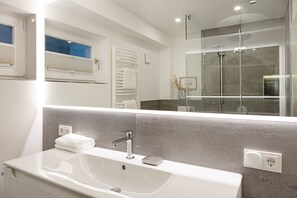 Shower, hair dryer, towels - Welcome to the Cap Alma apartment (List)