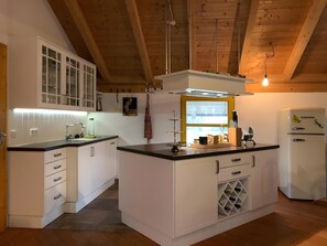 Fridge, oven, stovetop, dishwasher - Holiday Home with Shared Pool, Terrace and Wi-Fi (Gengenbach)