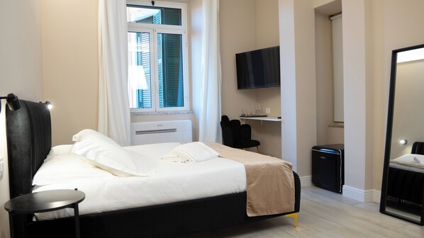 Chambre Deluxe double ou avec lits jumeaux, non-fumeur | Lit avec matelas en mousse à mémoire, minibar, coffre-fort, bureau