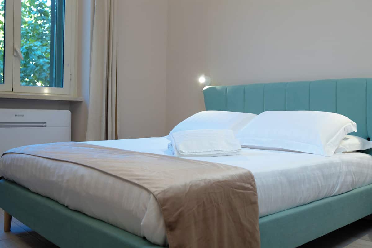 Deluxe Double or Twin Room, Non Smoking | Memory foam beds, minibar, in-room safe, desk