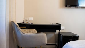 Deluxe Double or Twin Room, Non Smoking | Memory foam beds, minibar, in-room safe, desk