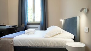 Deluxe-herbergi fyrir tvo - reyklaust | Rúm með memory foam dýnum, míníbar, öryggishólf í herbergi, skrifborð