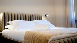 Deluxe-herbergi fyrir tvo - reyklaust | Rúm með memory foam dýnum, míníbar, öryggishólf í herbergi, skrifborð