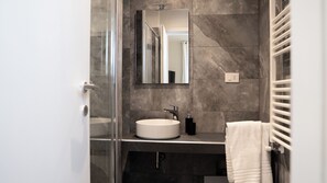 Een douche, gratis toiletartikelen, een haardroger, een bidet