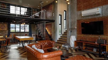 Exclusive Villa, Canal View | Living area