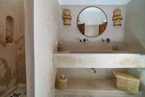 Ducha, secador de pelo, jabón, shampoo