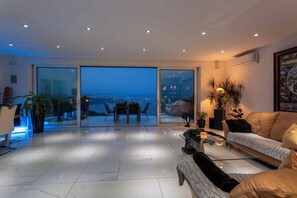 Smart TV, fireplace, music library