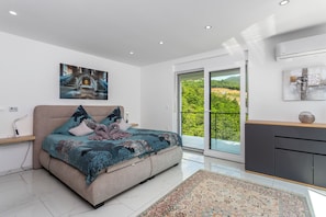 3 bedrooms, in-room safe, desk, soundproofing - White Pearl Diamond – Luxury Villa with Pool & Sea View in Opatija, Croatia (Veprinac)