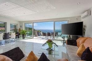 Smart TV, fireplace, music library