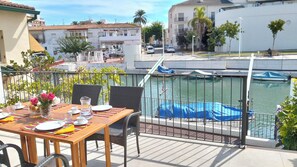 Outdoor dining - Casa con embarcadero, ideal para familias. (Grau i Platja)