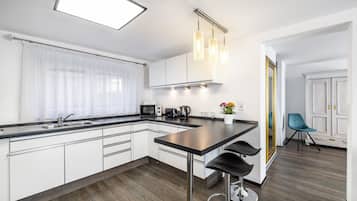 Een koelkast, een magnetron, een vaatwasser