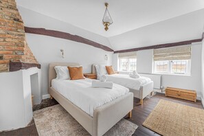 Iron/ironing board, free WiFi, bed sheets - Dolphin Cottage, Oxfordshire, England (Oxfordshire)
