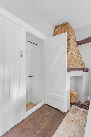 Interior - Dolphin Cottage, Oxfordshire, England (Oxfordshire)