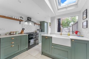 Fridge, microwave, stovetop, dishwasher - Dolphin Cottage, Oxfordshire, England (Oxfordshire)
