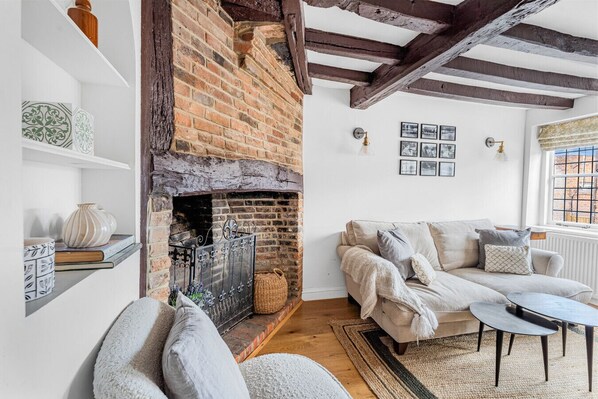 TV, fireplace - Dolphin Cottage, Oxfordshire, England (Oxfordshire)