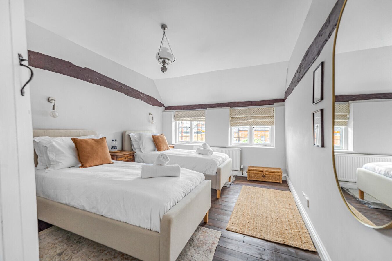 Tabla de planchar con plancha, wifi gratis y ropa de cama 