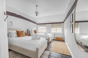 2 bedrooms, iron/ironing board, free WiFi, bed sheets - Dolphin Cottage, Oxfordshire, England (Oxfordshire)