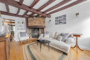 TV, fireplace - Dolphin Cottage, Oxfordshire, England (Oxfordshire)
