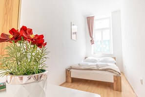 Tabla de planchar con plancha, wifi y ropa de cama 