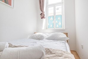 Iron/ironing board, WiFi, bed sheets - Comfortable Stay Near Danube & Millenium City Mall (VIENNA)