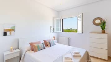 6 kamar tidur, tempat tidur bayi gratis, dan seprai linen