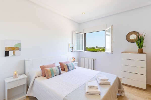 6 bedrooms, free cribs/infant beds, bed sheets