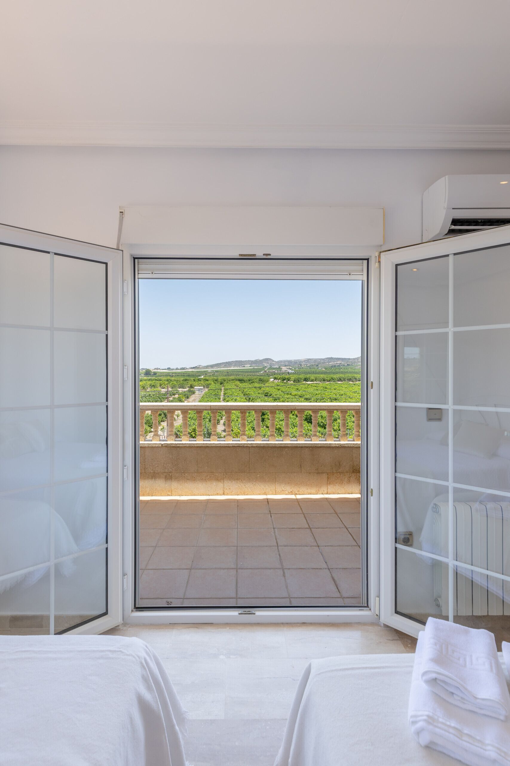 6 bedrooms, free cribs/infant beds, bed sheets