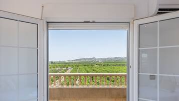 6 kamar tidur, tempat tidur bayi gratis, dan seprai linen