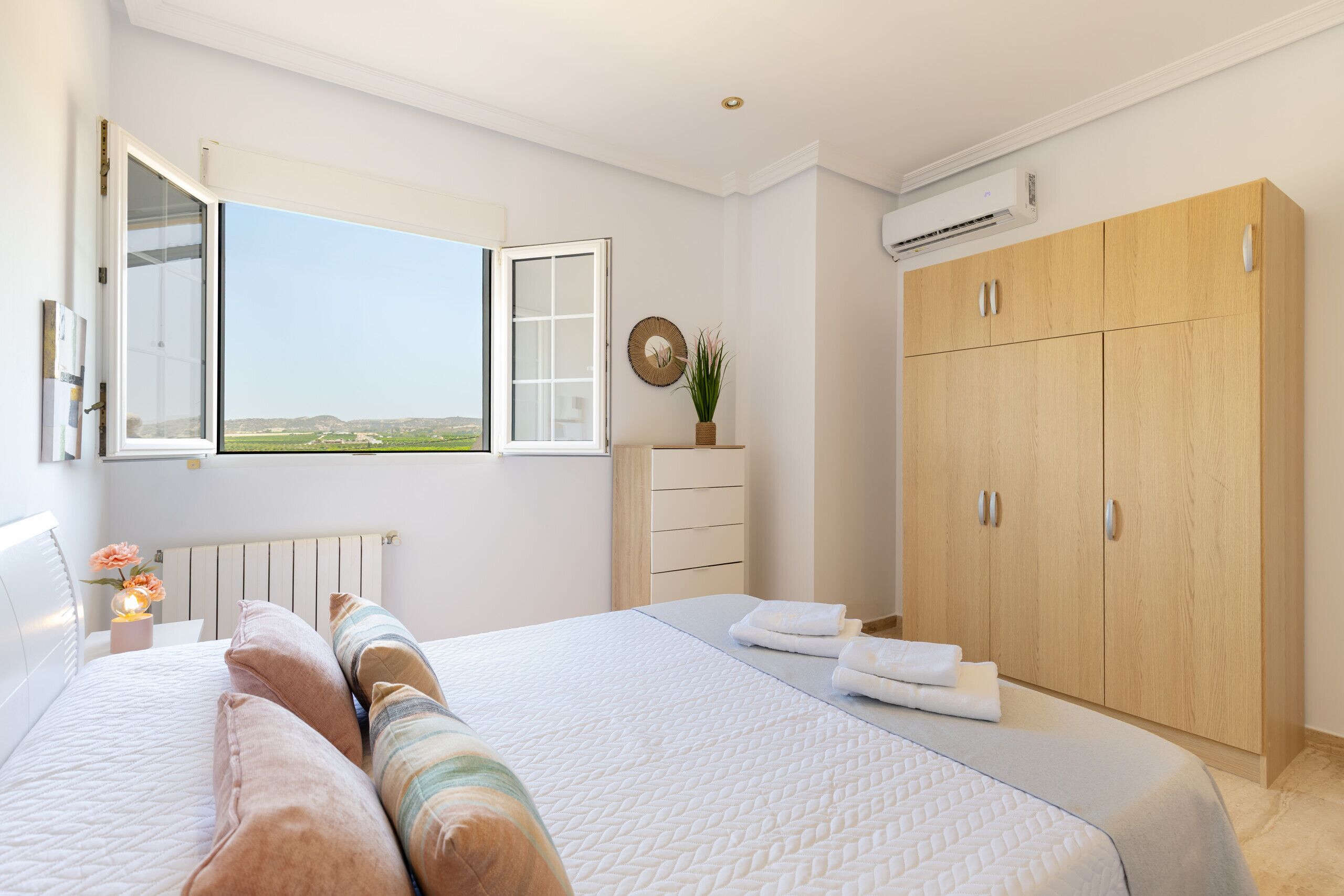 6 bedrooms, free cribs/infant beds, bed sheets