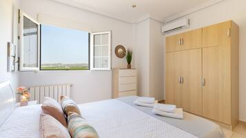 6 kamar tidur, tempat tidur bayi gratis, dan seprai linen