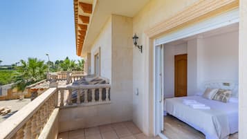 6 kamar tidur, tempat tidur bayi gratis, dan seprai linen